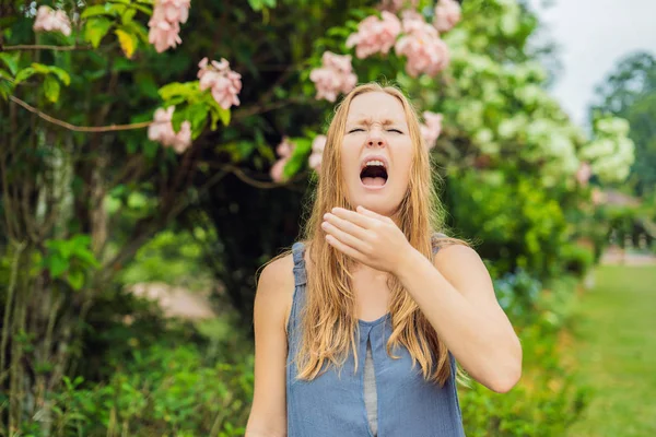 Mujer Joven Estornuda Parque Sobre Fondo Unos Árboles Florecientes Alergia — Foto de Stock