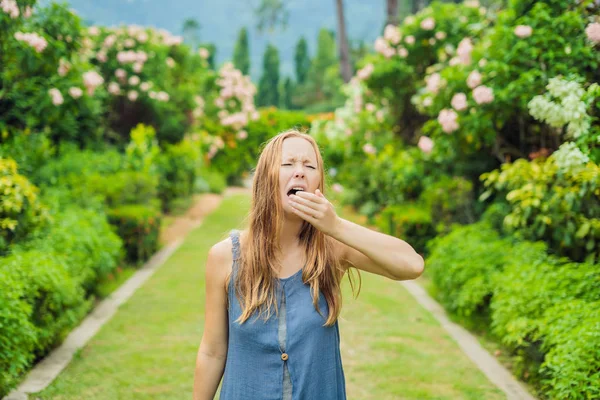 Ung Kvinna Nyser Parken Mot Bakgrund Blommande Träd Allergi Mot — Stockfoto