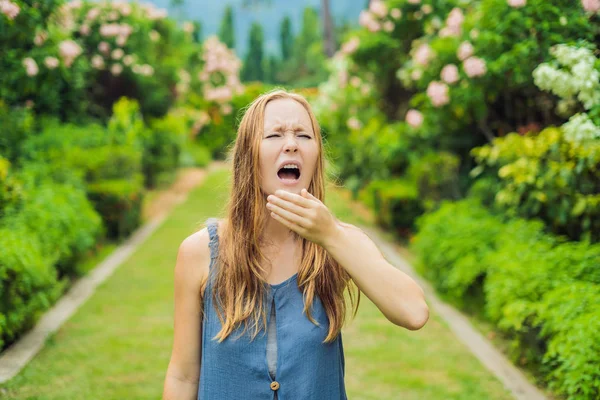 Giovane Donna Starnutisce Nel Parco Sullo Sfondo Albero Fiore Allergia — Foto Stock