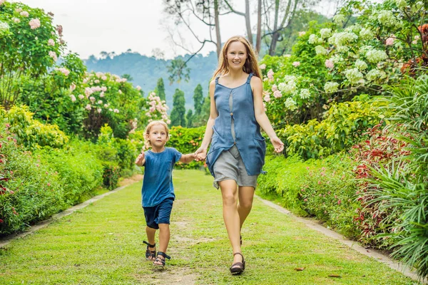 Mãe Filho Andam Correr Pelo Jardim Conceito Estilo Vida Familiar — Fotografia de Stock