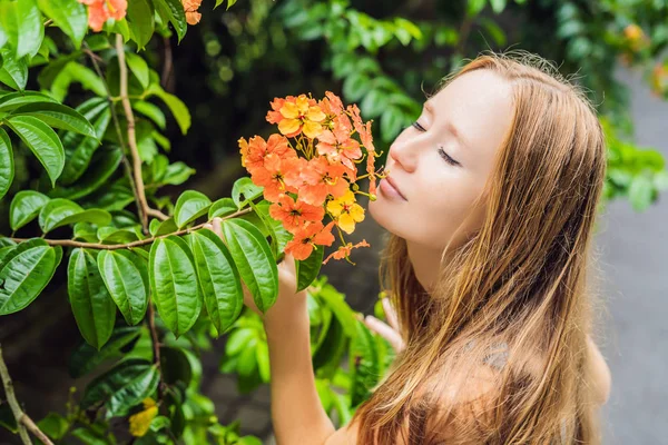 Mujer Joven Disfrutando Hermoso Jardín Flor Durante Día — Foto de Stock