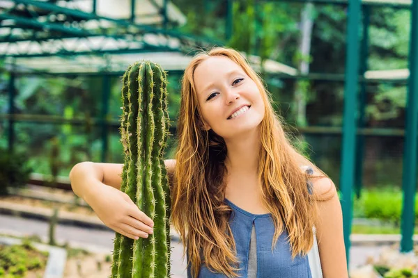 Piękna Młoda Kobieta Przytula Kaktus Jak Najlepszy Przyjaciel Problemy Przyjaźń — Zdjęcie stockowe