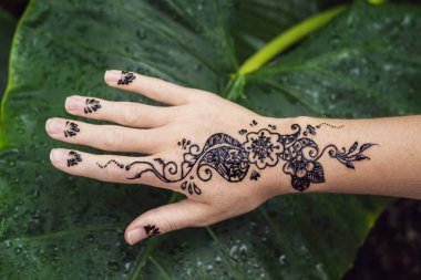 İnsan eli resmini dekore kına dövme. Mehendi el, closeup üzerinde