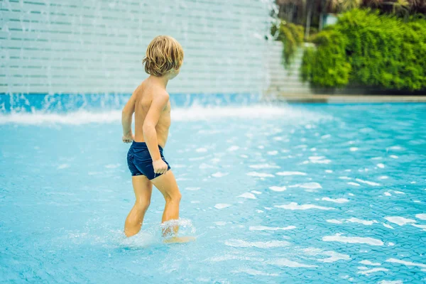 Petit Garçon Amuser Courir Dans Piscine — Photo