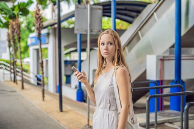 Hizmet yağıyor veya yön ve rehber seyahat sırasında bulmak için telefon app kullanma taksi yolculuğu için telefonu uygulaması kullanan kadın. Kız Turizm Caddesi üzerinde.