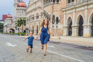 Anne ve oğlu Sultan Abdul Samad bina Kuala Lumpur, Malezya için arka plan üzerinde. Çocuk kavramı ile seyahat.