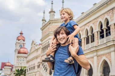 Baba ve oğlu Sultan Abdul Samad bina Kuala Lumpur, Malezya için arka plan üzerinde. Çocuk kavramı ile seyahat.