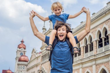 Baba ve oğlu Sultan Abdul Samad bina Kuala Lumpur, Malezya için arka plan üzerinde. Çocuk kavramı ile seyahat.