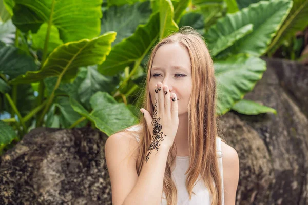 Mujer Joven Bella Con Mehendi Mano Decorada Con Henna Tatuaje — Foto de Stock