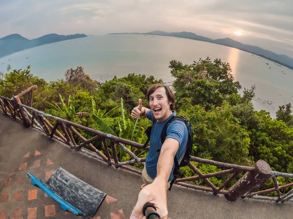 Joven Hace Selfie Fondo Del Mar — Foto de Stock