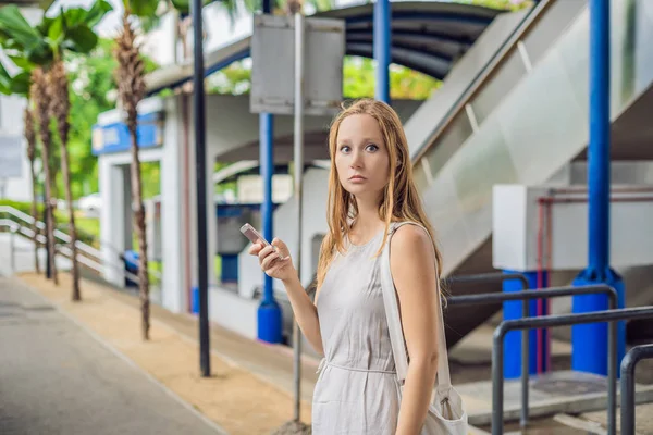 Vrouw Met Telefoon App Voor Taxirit Meldplicht Dienst Met Behulp — Stockfoto