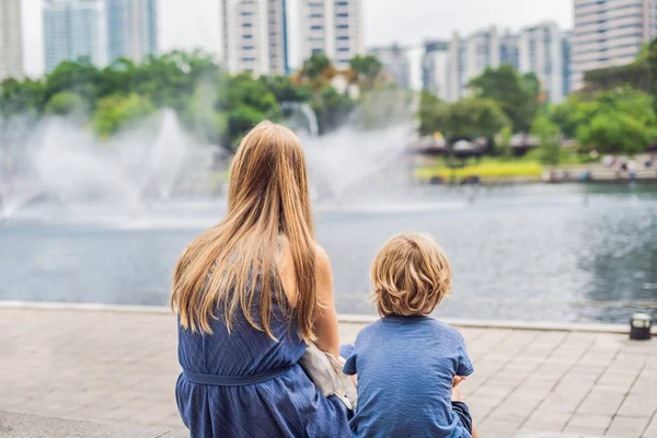 Su çeşmeleri zevk küçük oğluyla mutlu anne.