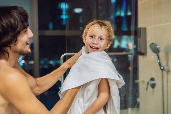 Papá Limpia Hijo Con Una Toalla Después Una Ducha Noche — Foto de Stock