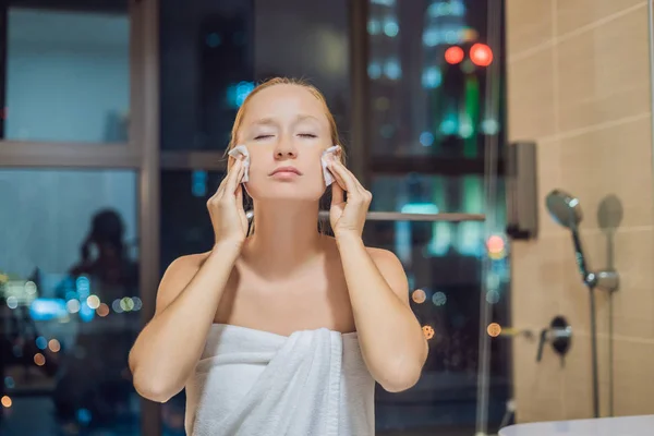 Vacker Ung Kvinna Avlägsnar Makeup Bakgrund Fönster Med Panoramautsikt Över — Stockfoto