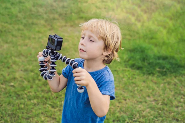 Menino Filma Vídeo Uma Câmera Ação Contra Fundo Grama Verde — Fotografia de Stock