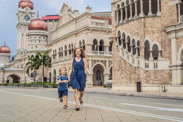 Mama Syn Tle Sultan Abdul Samad Building Kuala Lumpur Malezja — Zdjęcie stockowe