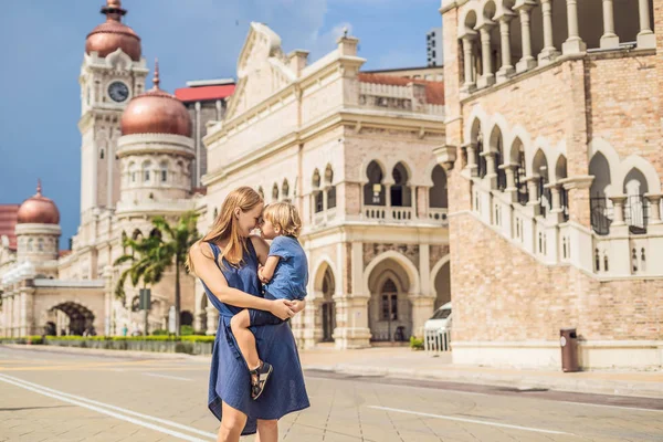 Mamma Och Son Bakgrund Sultan Abdul Samad Byggnad Kuala Lumpur — Stockfoto