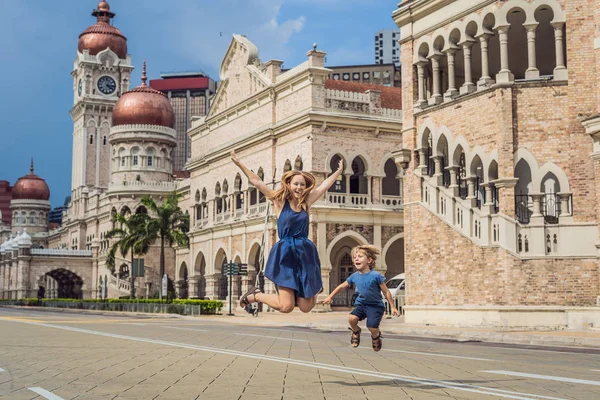 Mama Syn Tle Sultan Abdul Samad Building Kuala Lumpur Malezja — Zdjęcie stockowe