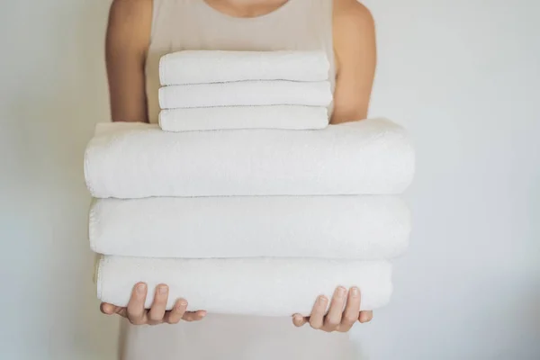 Woman Holding Stack White Towels Concept Service Hotels Laundry Spa — Stock Photo, Image