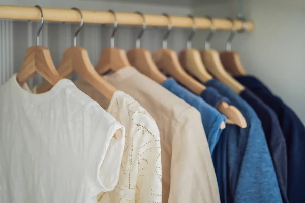 Vêtements Sur Cintres Dans Dégradé Armoire Blanc Bleu Foncé — Photo