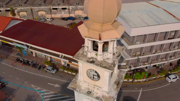 Plano aéreo de la Victoria Memorial Clock Tower, Georgetown, Penang, Malasia — Vídeos de Stock