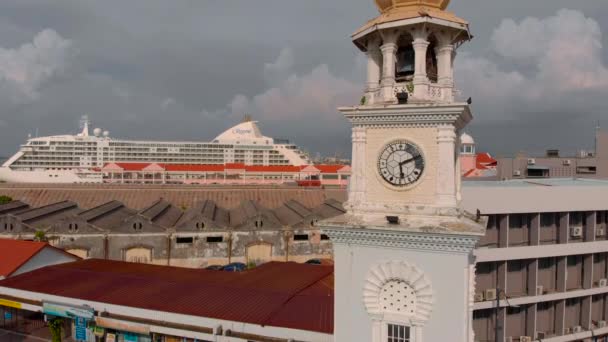 ビクトリア記念時計塔、ジョージタウン、ペナン、マレーシアの空中ショット — ストック動画