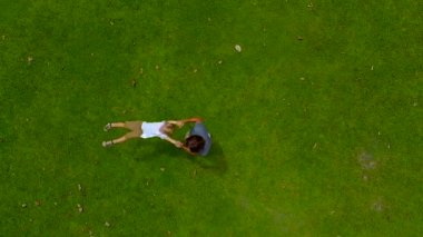 Bir baba oğlu yeşil çim üzerinde onun kollarında çember hava slowmotion vurdu. Kamera yükseltir kadar