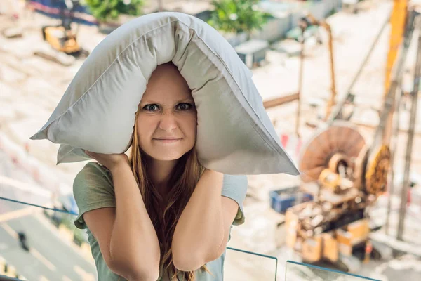 Bellezza Giovane Donna Piedi Alla Finestra Infastidito Lavori Costruzione All — Foto Stock