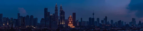 吉隆坡天际线在晚上 马来西亚 吉隆坡是马来西亚的首都 — 图库照片