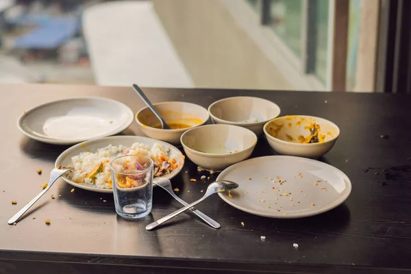 Залишки Їжі Тарілках Крихти Столі Після Обіду Або Вечері — стокове фото