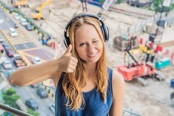 Skönhet Unga Kvinna Som Står Vid Fönstret Förargade Byggnadsarbeten Utanför — Stockfoto