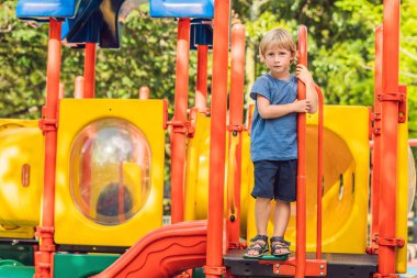 Parkta oynarken komik şirin mutlu bebek. Duygu mutluluk, eğlence, sevinç.