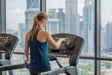 Güzellik genç kadın büyük bir şehir çerçevede spor salonunda treadmill egzersiz. Spor, fitness, yaşam tarzı, teknoloji ve insan kavramı. 