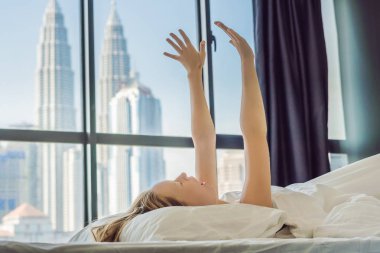 Kadının sabah bir apartman dairesinde gökdelenler bir görünümü ile kent merkezinde uyanır. Büyük şehir kavramı gürültü hayatta. Yeterli uyku.