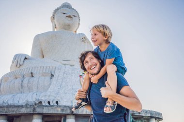 Baba ve oğul turistlere Big Buddha heykeli. Yüksek bir inşa edilmiş Tayland Phuket edebilirsiniz tepenin bir mesafeden görülebilir