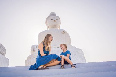 Anne ve oğlu turistlere Big Buddha heykeli. Yüksek bir inşa edilmiş Tayland Phuket edebilirsiniz tepenin bir mesafeden görülebilir. Çocuk kavramı ile seyahat.