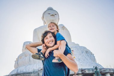 Baba ve oğul turistlere Big Buddha heykeli. Yüksek bir inşa edilmiş Tayland Phuket edebilirsiniz tepenin bir mesafeden görülebilir