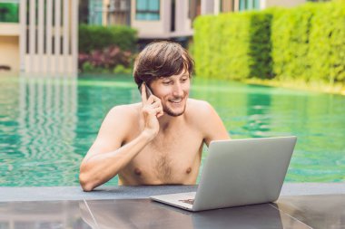 Tatil Yüzme Havuzu yanında çalışan genç serbest meslek