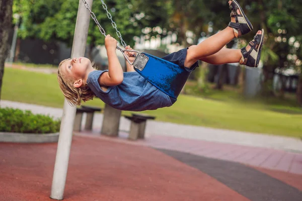 Grappige Jongen Jongen Plezier Met Keten Schommel Buitenspeeltuin Kind Swingen — Stockfoto