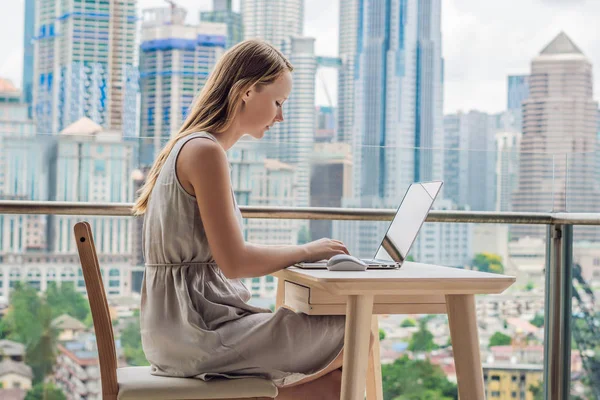 Jonge Vrouw Bezig Met Een Laptop Haar Balkon Met Uitzicht — Stockfoto