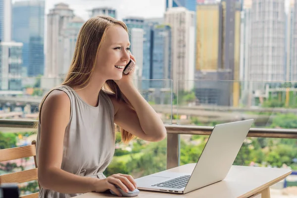 Jonge Vrouw Bezig Met Een Laptop Haar Balkon Met Uitzicht — Stockfoto