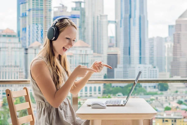 Mujer Joven Enseña Una Lengua Extranjera Aprende Una Lengua Extranjera — Foto de Stock