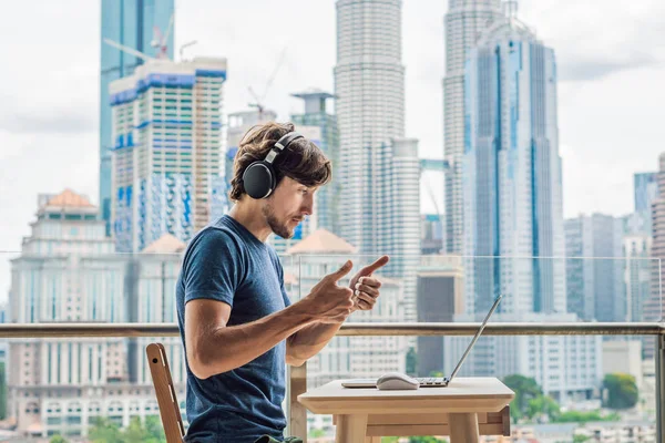 Young Man Teaches Foreign Language Learns Foreign Language Internet Her — Stock Photo, Image