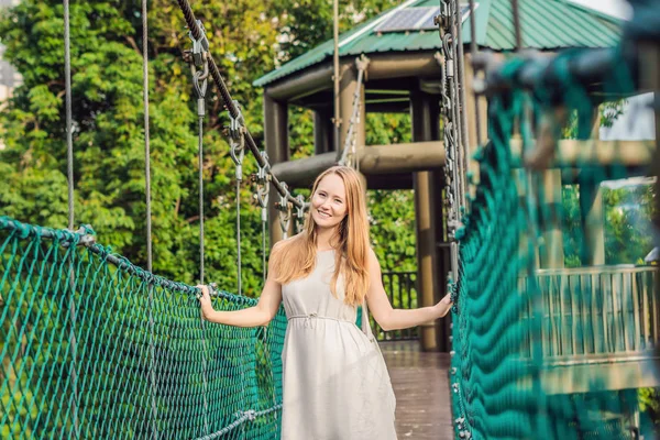 Jeune Femme Pont Suspendu Kuala Lumpur Malaisie — Photo