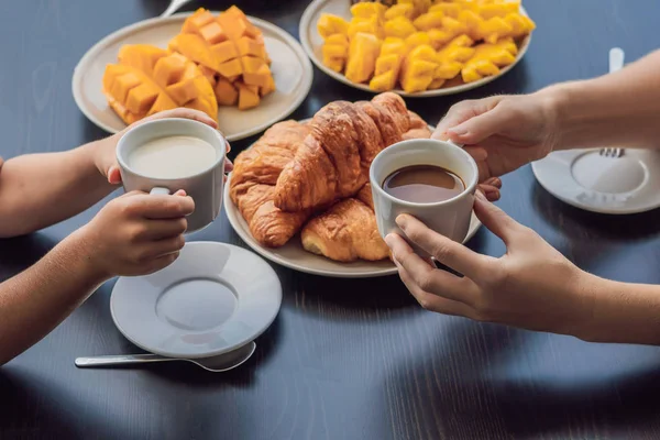 Família Feliz Tomando Café Manhã Varanda Mesa Pequeno Almoço Com — Fotografia de Stock