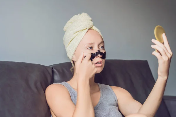 Vacker Ung Kvinna Avkopplande Med Ansiktsmask Beauty Spa Lycklig Glada — Stockfoto
