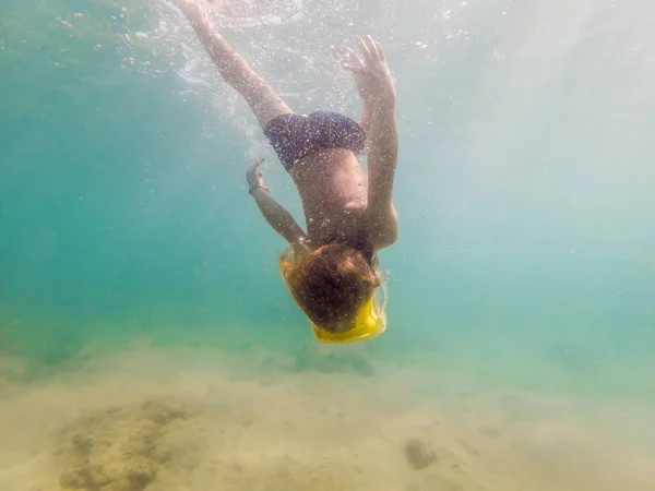 Niño con máscara de snorkel buceando bajo el agua — Foto de Stock