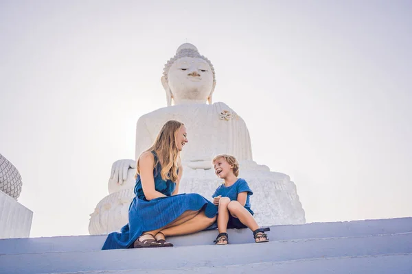Madre Figlio Turisti Sulla Statua Del Grande Buddha Stato Costruito — Foto Stock