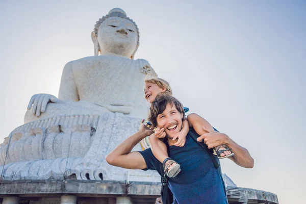 Padre e hijo turistas en la estatua del Gran Buda. Fue construido en una colina alta de Phuket Tailandia Se puede ver desde una distancia — Foto de Stock