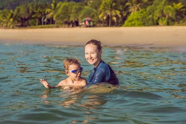 Žena Plavání Instruktor Pro Děti Učí Šťastný Chlapec Plavat Bazénu — Stock fotografie
